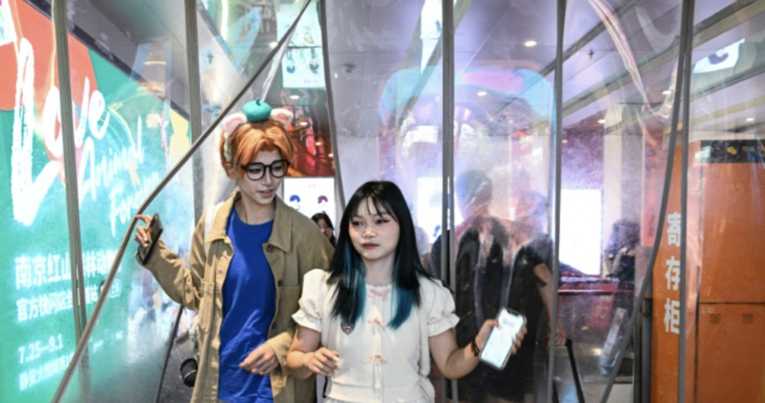 Xu Yunting (bên trái) hóa trang thành nhân vật trong trò chơi video ở Thượng Hải. Ảnh: Japan Today