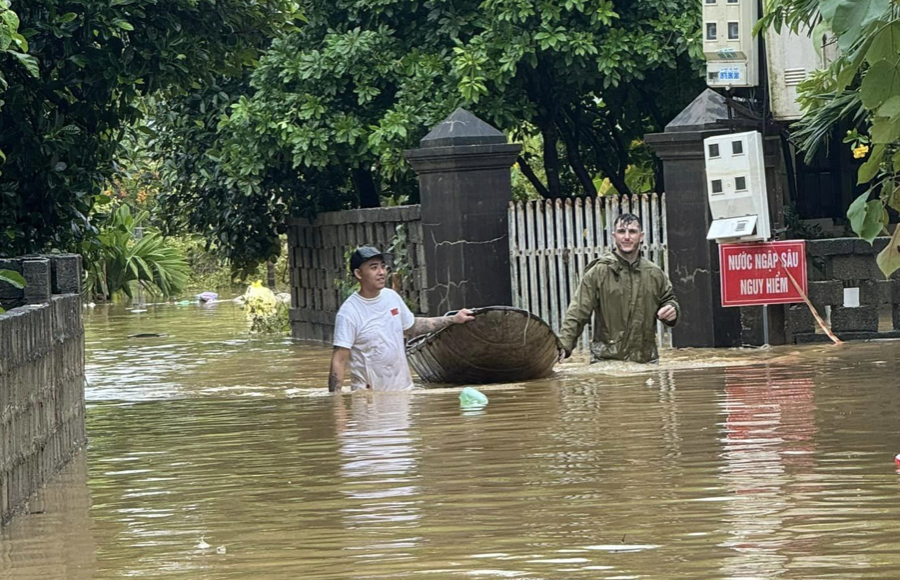 Nathan (phải) đang đẩy thuyền nhu yếu phẩm phát cho người dân ở TP Thái Nguyên, sáng 11/9. Ảnh: Nhân vật cung cấp