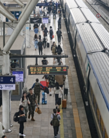 Khách ở ga Seoul, Hàn Quốc, tháng 9/2024. Ảnh: Korea Herald