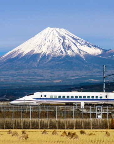 Tuyến tàu Shinkansen Joetsu của Nhật Bản hiện có tốc độ tối đa 275 km/h. Ảnh: Deposit Photos