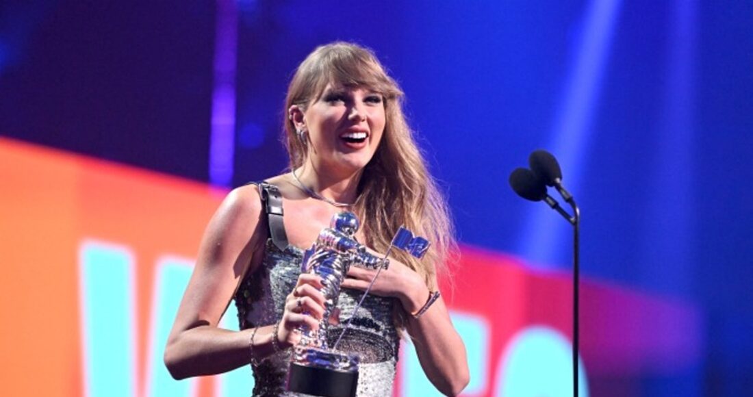Taylor Swift nhận giải Video của năm. Ảnh: AFP