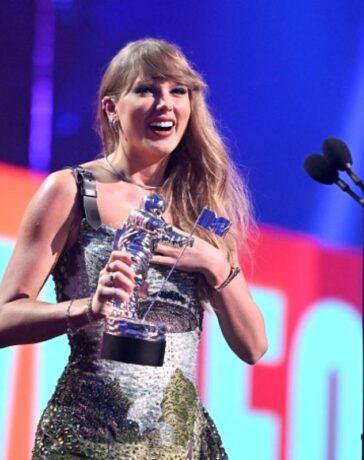 Taylor Swift nhận giải Video của năm. Ảnh: AFP