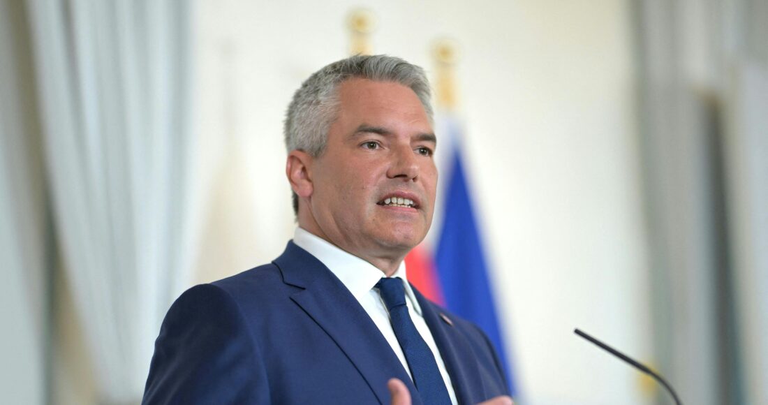 Thủ tướng Áo Karl Nehammer trả lời họp báo ngày 8/8 tại Vienna. Ảnh: AFP