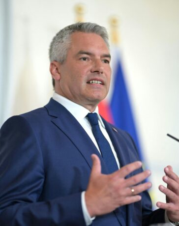 Thủ tướng Áo Karl Nehammer trả lời họp báo ngày 8/8 tại Vienna. Ảnh: AFP