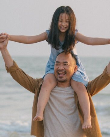 Diễn viên Tiến Luật bên bé Bảo Thy trong phim điện ảnh Dân chơi không sợ mưa rơi. Ảnh: Thu Thảo