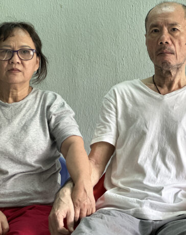 Vợ chồng Tô Thanh Phương tại nhà riêng ở khu chung cư cũ thuộc quận 10, TP HCM. Ảnh: Mai Nhật