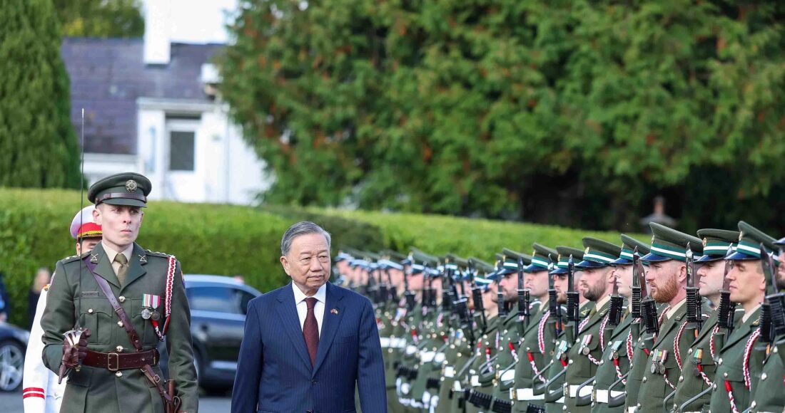 Tổng Bí thư, Chủ tịch nước Tô Lâm duyệt đội danh dự. Ảnh: Báo Thế giới và Việt Nam