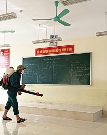 Phun vệ sinh khử khuẩn trường học tại xã Nam Phương Tiến. Ảnh: UBND huyện Chương Mỹ