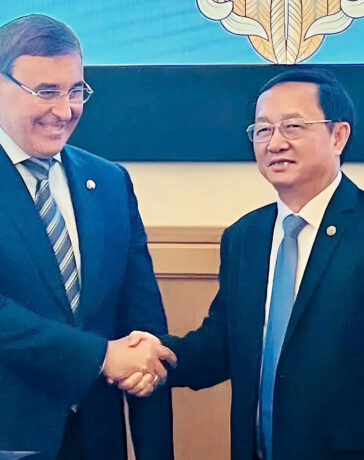 Bộ trưởng Bộ Khoa học - Giáo dục đại học Liên bang Nga V.I. Falkov (trái) và Bộ trưởng Khoa học - Công nghệ Huỳnh Thành Đạt. Ảnh: HTQT