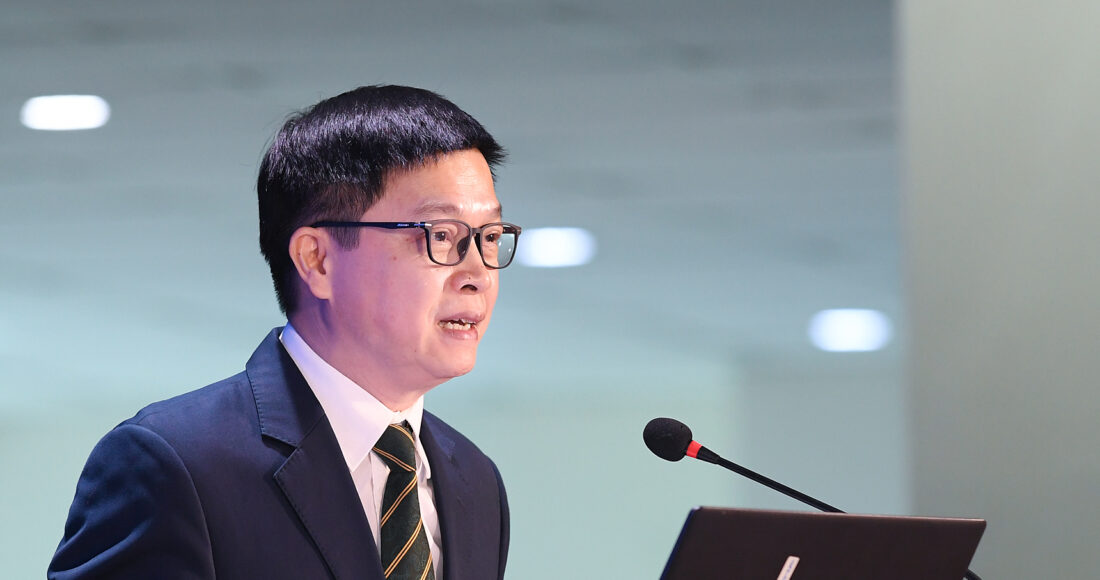 GS Hoàng Văn Minh chia sẻ kết quả nghiên cứu tại hội thảo. Ảnh: NT