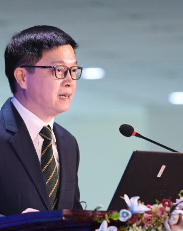 GS Hoàng Văn Minh chia sẻ kết quả nghiên cứu tại hội thảo. Ảnh: NT
