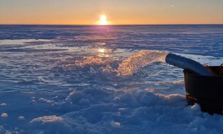 Nước biển được bơm lên tuyết trên mặt băng để làm dày lớp băng. Ảnh: Real Ice