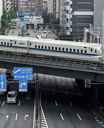 Tàu viên đạn chạy trên đường ray trên cao ở trung tâm Tokyo. Ảnh: AFP