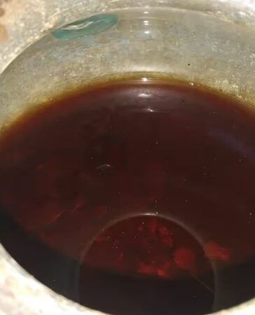 Rượu trong bình thủy tinh 2.000 năm tuổi từ thời La Mã có màu đỏ nâu. Ảnh: Juan Manuel Román