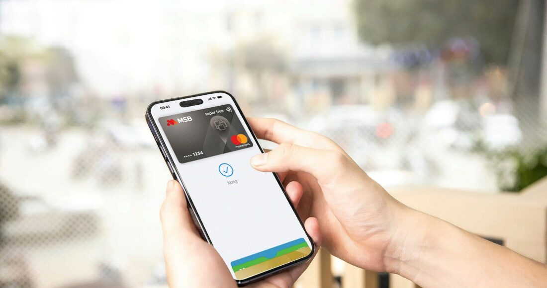 Khách hàng thực hiện giao dịch thẻ MSB trên Apple Pay. Ảnh: MSB