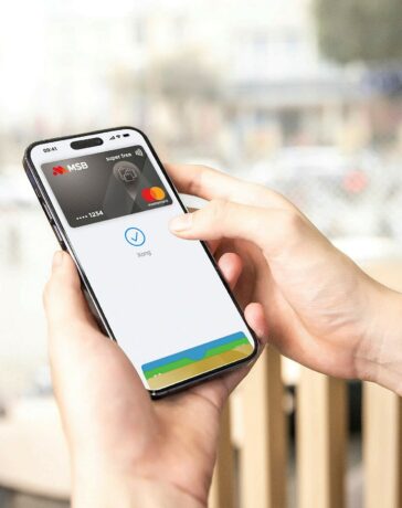 Khách hàng thực hiện giao dịch thẻ MSB trên Apple Pay. Ảnh: MSB