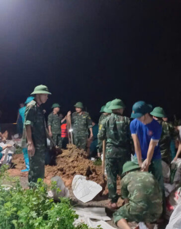 Quân dân cùng đắp đê ngăn lũ tối 8/9/2024. Ảnh: TN