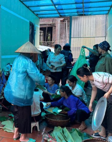 Người thôn Lập Đinh chuẩn bị nguyên liệu gói bánh đi ủng hộ vùng mưa bão, hôm 11/9. Ảnh: Tuyết Bôn