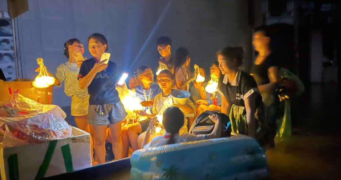 Một bé gái bơi thuyền phao ra nhận quà trung thu, tối 16/9 (14/8 Âm lịch). Ảnh Phương Hằng