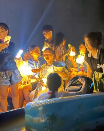 Một bé gái bơi thuyền phao ra nhận quà trung thu, tối 16/9 (14/8 Âm lịch). Ảnh Phương Hằng