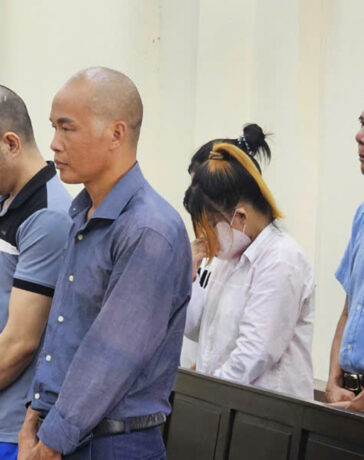 Nhóm 7 bị cáo tại tòa. Ảnh: Hoàng Nam