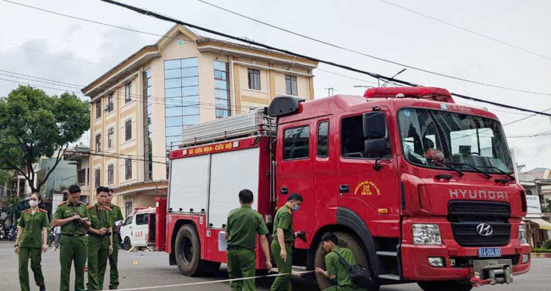 Cảnh sát khám nghiệm, điều tra nguyên nhân tai nạn. Ảnh: Trần Hóa