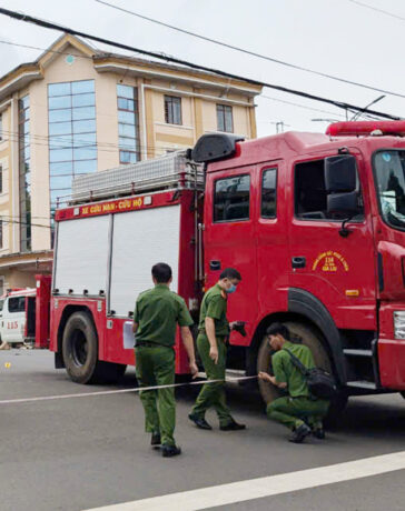 Cảnh sát khám nghiệm, điều tra nguyên nhân tai nạn. Ảnh: Trần Hóa