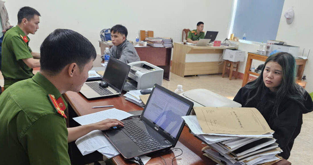 Bùi Thị Mỹ Duyên (áo đen) và em trai tại cơ quan điều tra. Ảnh: Ngọc Oanh