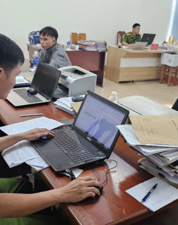 Bùi Thị Mỹ Duyên (áo đen) và em trai tại cơ quan điều tra. Ảnh: Ngọc Oanh