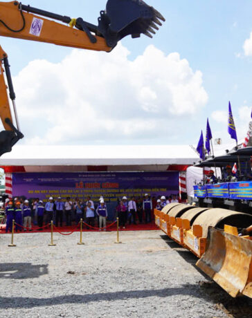 Quang cảnh khởi công cầu Ba Lai 8. Ảnh: Hoàng Nam