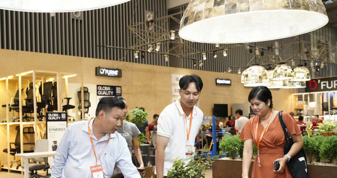 Khách tham quan đồ nội thất tại VIBE Expo sáng 2/10 tại TP HCM. Ảnh ban tổ chức