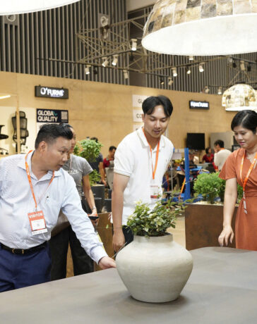 Khách tham quan đồ nội thất tại VIBE Expo sáng 2/10 tại TP HCM. Ảnh ban tổ chức