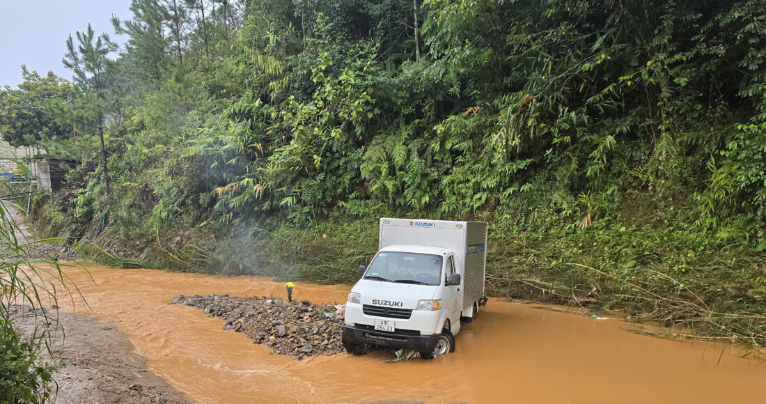 Xe bị kẹt ngang giữa suối, cách vị trí đập tràn khoảng 10 m. Ảnh: Lê Tiến