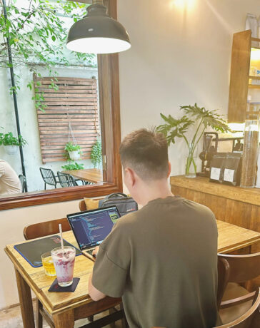 Quân làm việc tại một quán cà phê ở TP Vinh, hôm 11/10. Anh thường mua vé tháng, combo tại các quán cà phê để tiết kiệm chi phí. Ảnh: Nhân vật cung cấp