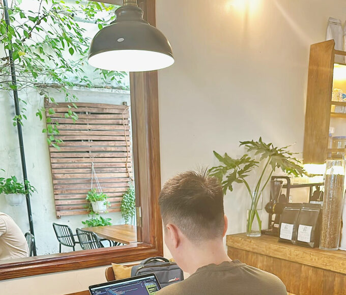 Quân làm việc tại một quán cà phê ở TP Vinh, hôm 11/10. Anh thường mua vé tháng, combo tại các quán cà phê để tiết kiệm chi phí. Ảnh: Nhân vật cung cấp