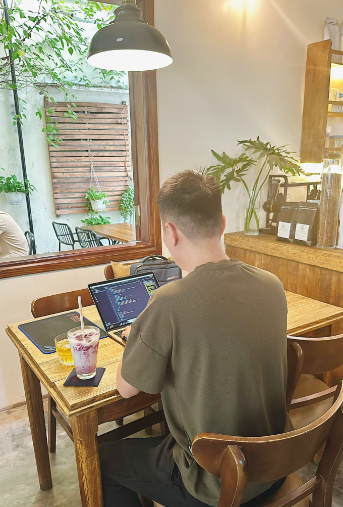 Quân làm việc tại một quán cà phê ở TP Vinh, hôm 11/10. Anh thường mua vé tháng, combo tại các quán cà phê để tiết kiệm chi phí. Ảnh: Nhân vật cung cấp