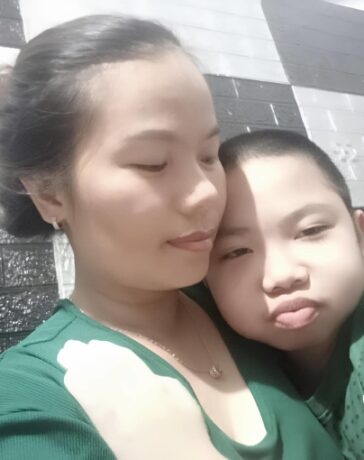Mẹ con chị Thân trong ngôi nhà tại Ea Phê, Krông Pắc, tình Đắk Lắk tối 1/11. Ảnh: Quỳnh Thi
