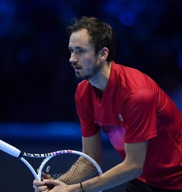 Medvedev cầm vợt ngược ở trận gặp Fritz tại bảng Ilie Nastase, trên sân Inalpi, Torino, Italy hôm 10/11. Ảnh: FOX
