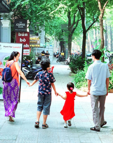 Vợ chồng chị Thu Trang và các con năm 2022. Ảnh: Gia đình cung cấp
