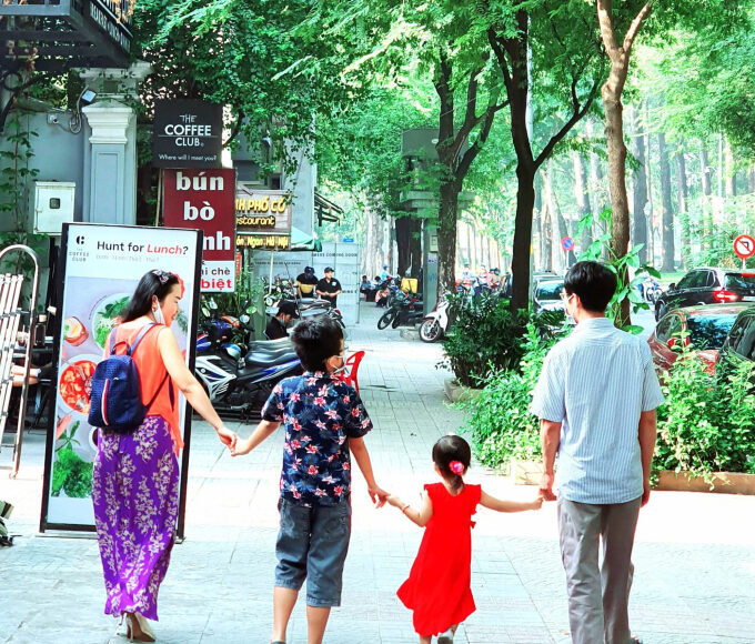 Vợ chồng chị Thu Trang và các con năm 2022. Ảnh: Gia đình cung cấp