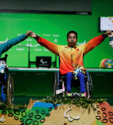 Lê Văn Công (giữa) nhận huy chương vàng tại Paralympic 2016. Ảnh: Reuters