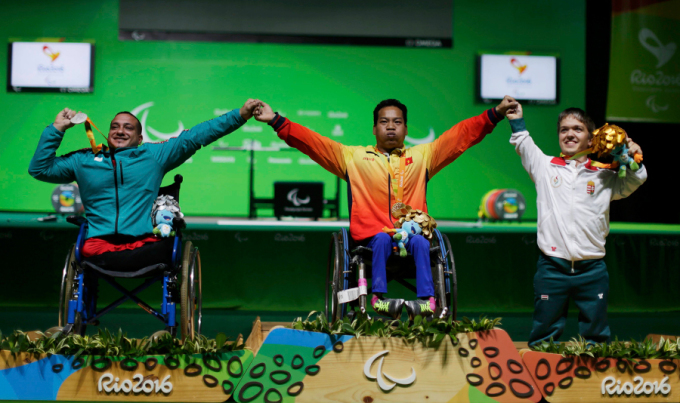 Lê Văn Công (giữa) nhận huy chương vàng tại Paralympic 2016. Ảnh: Reuters