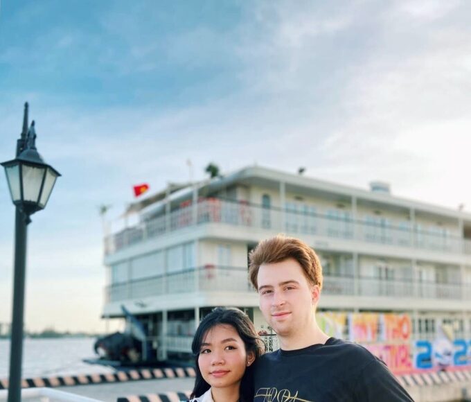 Khanh Khanh và Nathan tại , trong chuyến về thăm gia đình . Ảnh: Nhân vật cung cấp