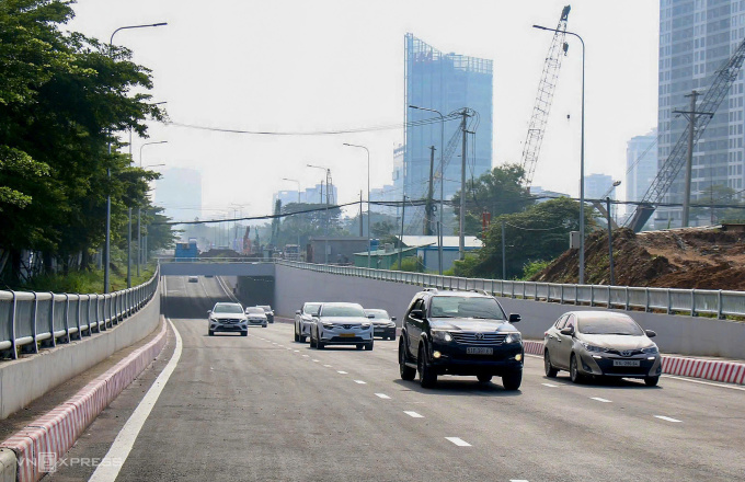 Ôtô chạy qua hầm chui sáng 4/10. Ảnh: Gia Minh