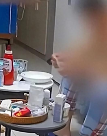 Camera giám sát tại nhà trọ của Trương ghi lại cảnh Vương pha thuốc vào nước. Ảnh: Dafeng News