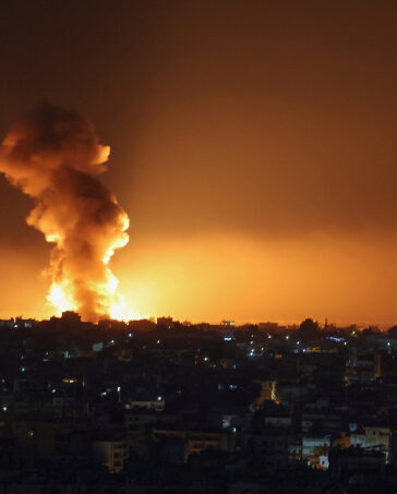Khói bốc lên từ một địa điểm ở ngoại ô phía nam thủ đô Beirut, Lebanon, sau đòn không kích của Israel ngày 21/10. Ảnh: Reuters
