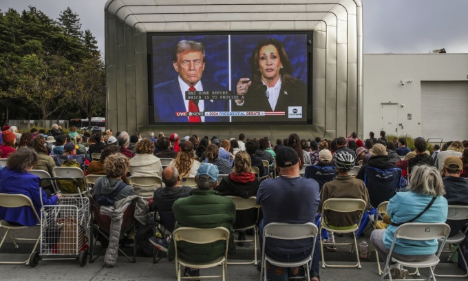 Người dân tụ tập bên ngoài Bảo tàng Nghệ thuật Berkeley và Kho Lưu trữ Phim Pacific để theo dõi cuộc tranh luận giữa cựu tổng thống Donald Trump và Phó tổng thống Kamala Harris tại Berkeley, California, hôm 10/9. Ảnh: AP