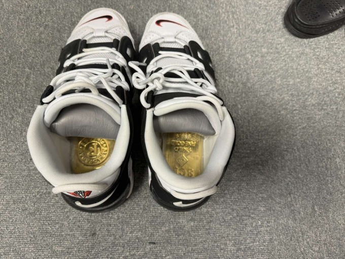 Hai thỏi vàng được hành khách Hong Kong giấu trong đế giày. Ảnh: Công an cung cấp