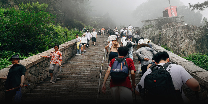 Khách du lịch đến núi núi Thái Sơn, tỉnh Sơn Đông, Trung Quốc, ngày 25/7. Ảnh: VCG