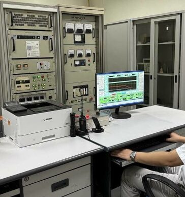 Cán bộ Trung tâm chiếu xạ Hà Nội vận hành hệ thống điều khiển máy gia tốc sản xuất dược chất phóng xạ. Ảnh: Phương Nguyên